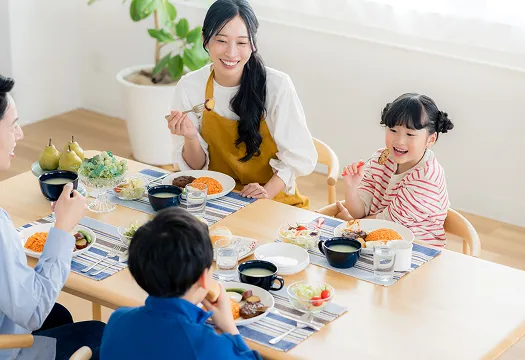 家族での幸せな昼食