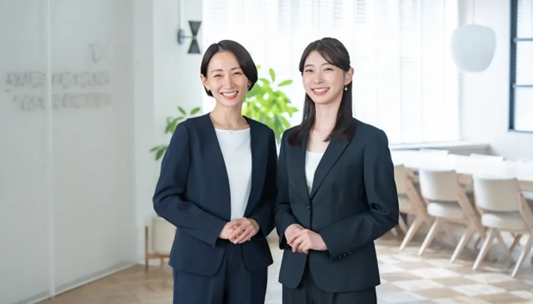 スマートフォンでお問い合わせをする女性